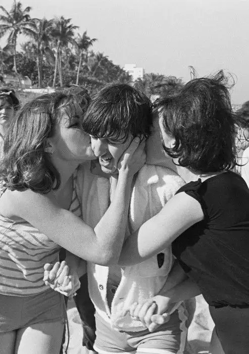 Ringo Starr with fans